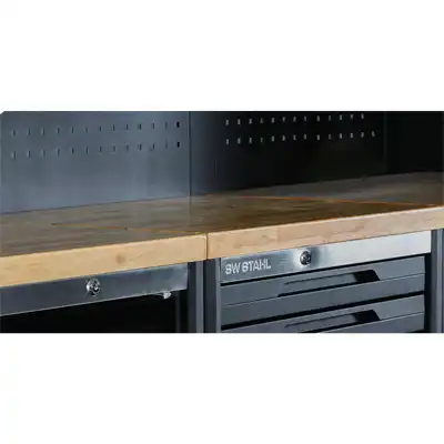 Plan de travail en bois avec accessoires_0